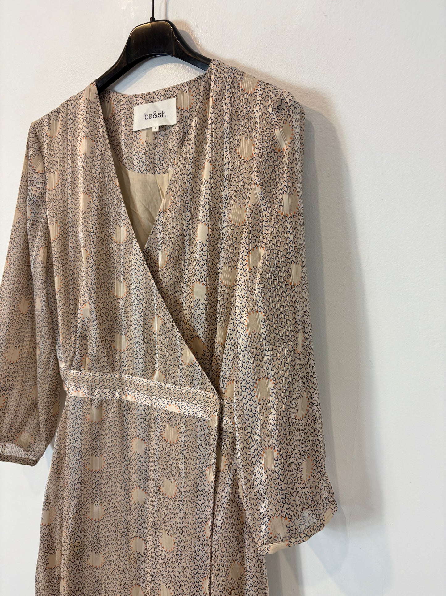 BA&SH. Vestido midi satinado cruzado