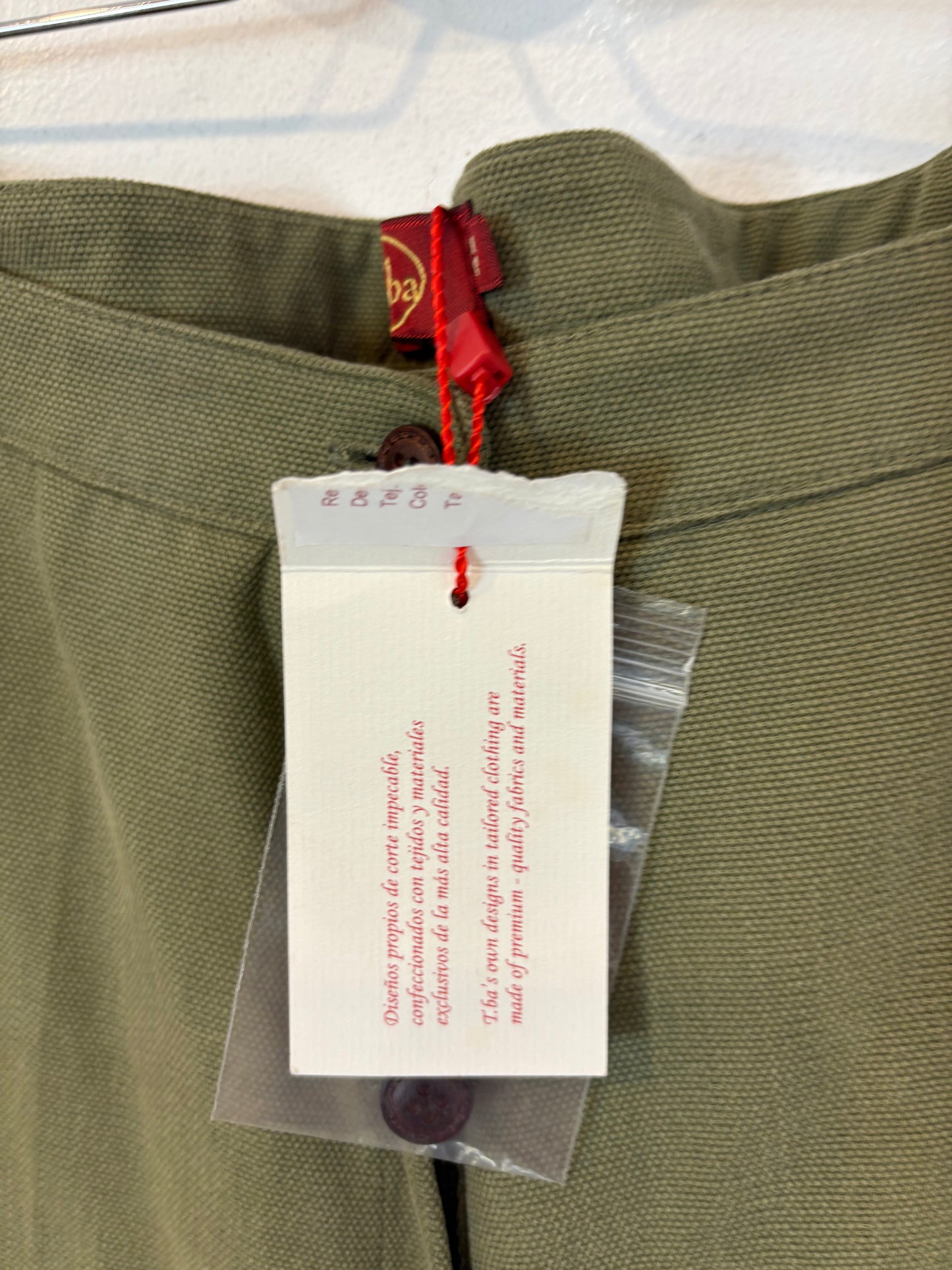 TBA. Pantalón verde media pierna