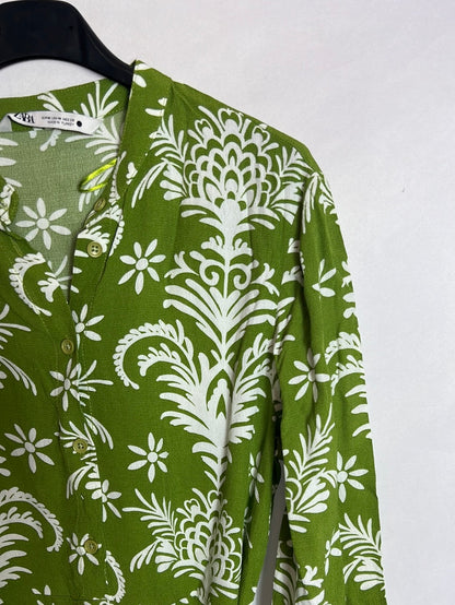 ZARA. Vestido midi verde flores. T M