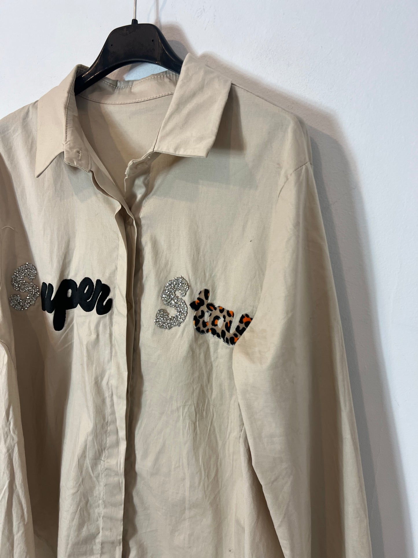 OTHERS. Beige letter shirt. TS/M