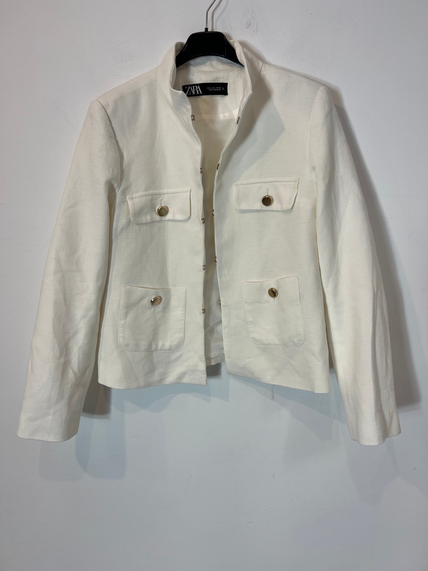 ZARA. Chaqueta bolsillos color cruido y botones dorados T.l