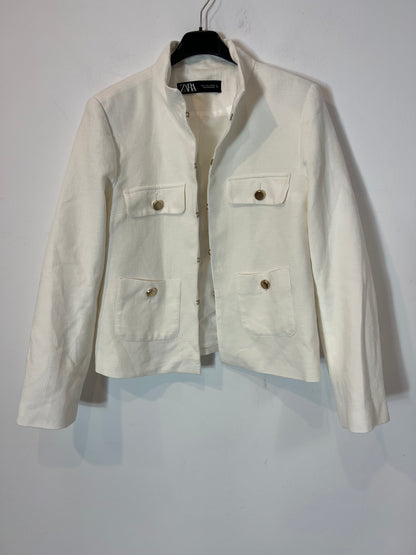 ZARA. Chaqueta bolsillos color cruido y botones dorados T.l