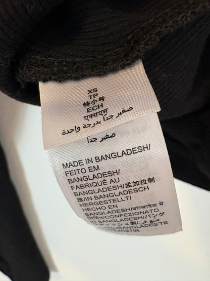 THE DROP. Top negro canalé detalle mangas