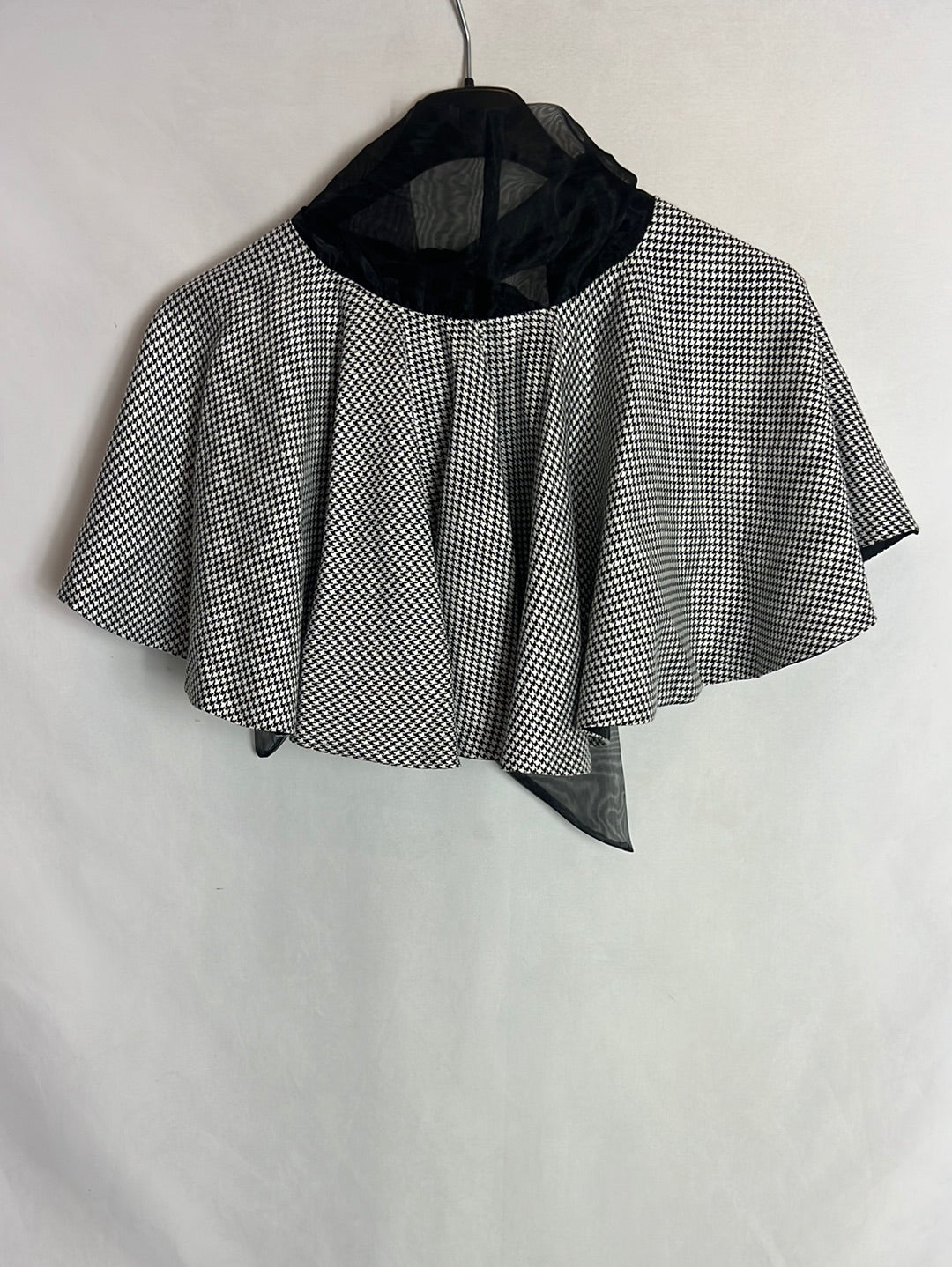 OTRAS. Cuello efecto capa pata de gallo. T U