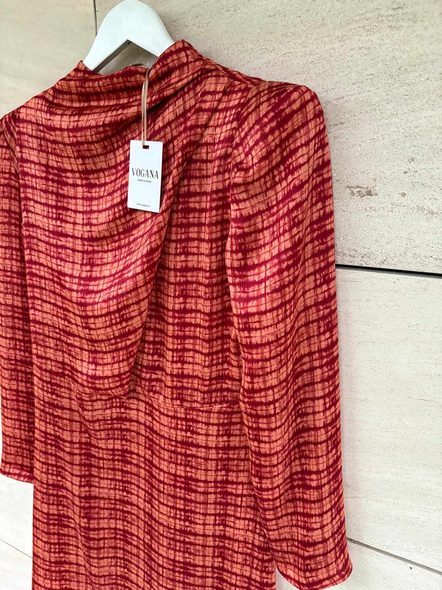 VOGANA. Vestido largo estampado hombreras