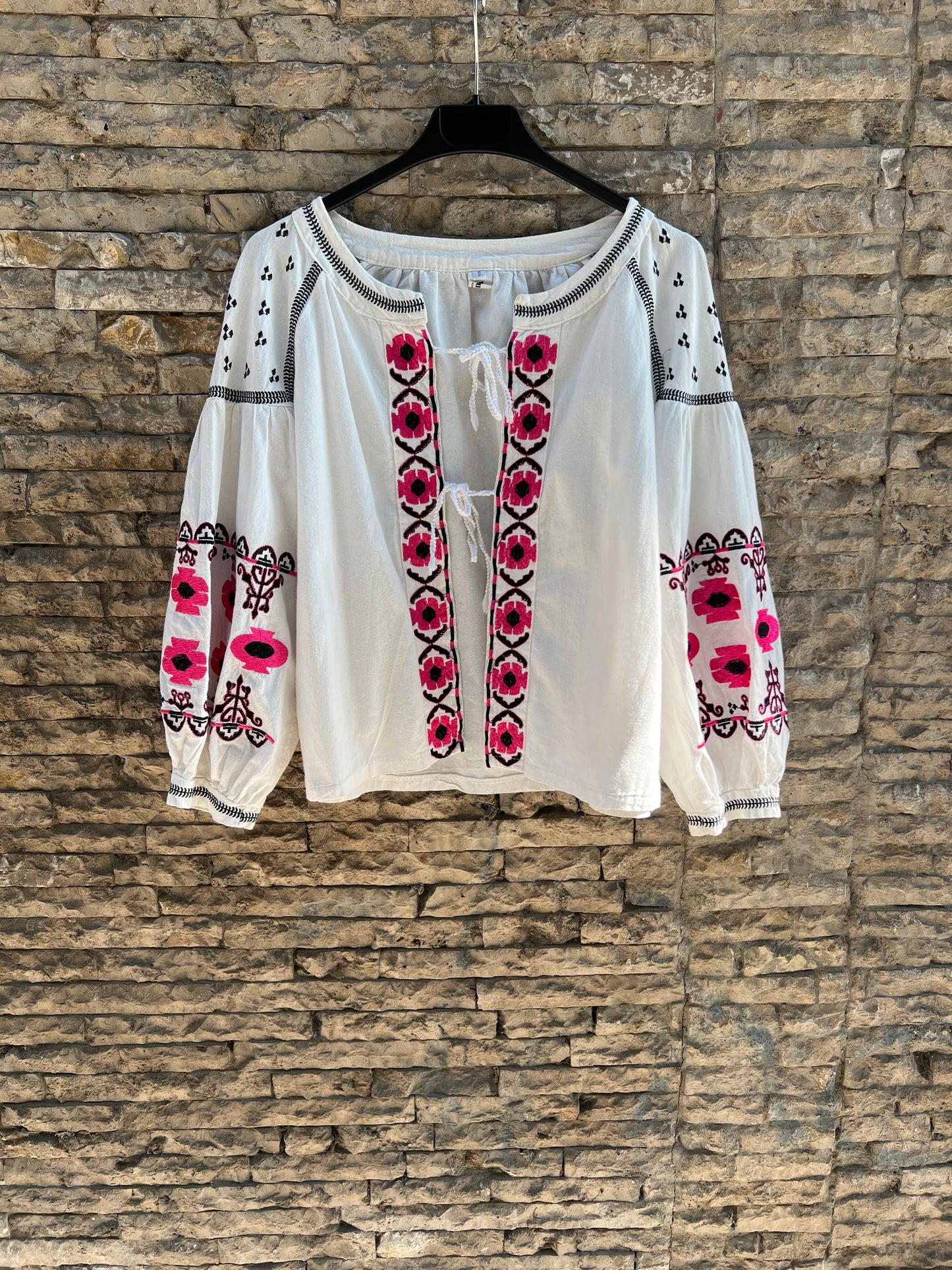VAULT. Blusa blanca bordada