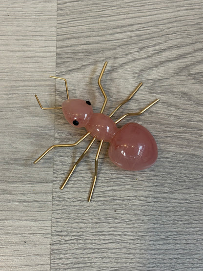 OTRAS. Broche insecto en rosa