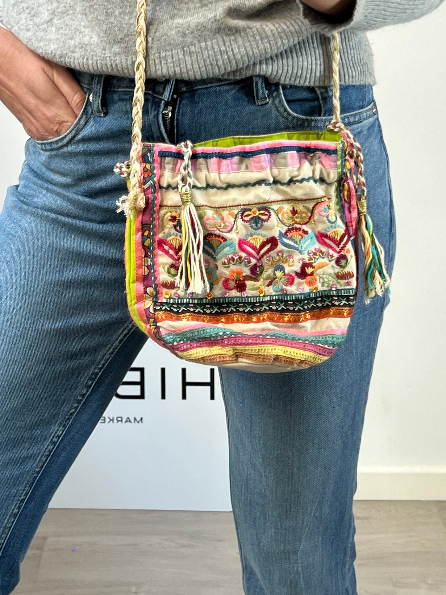 STAR MELA. Bombonera bordados colores