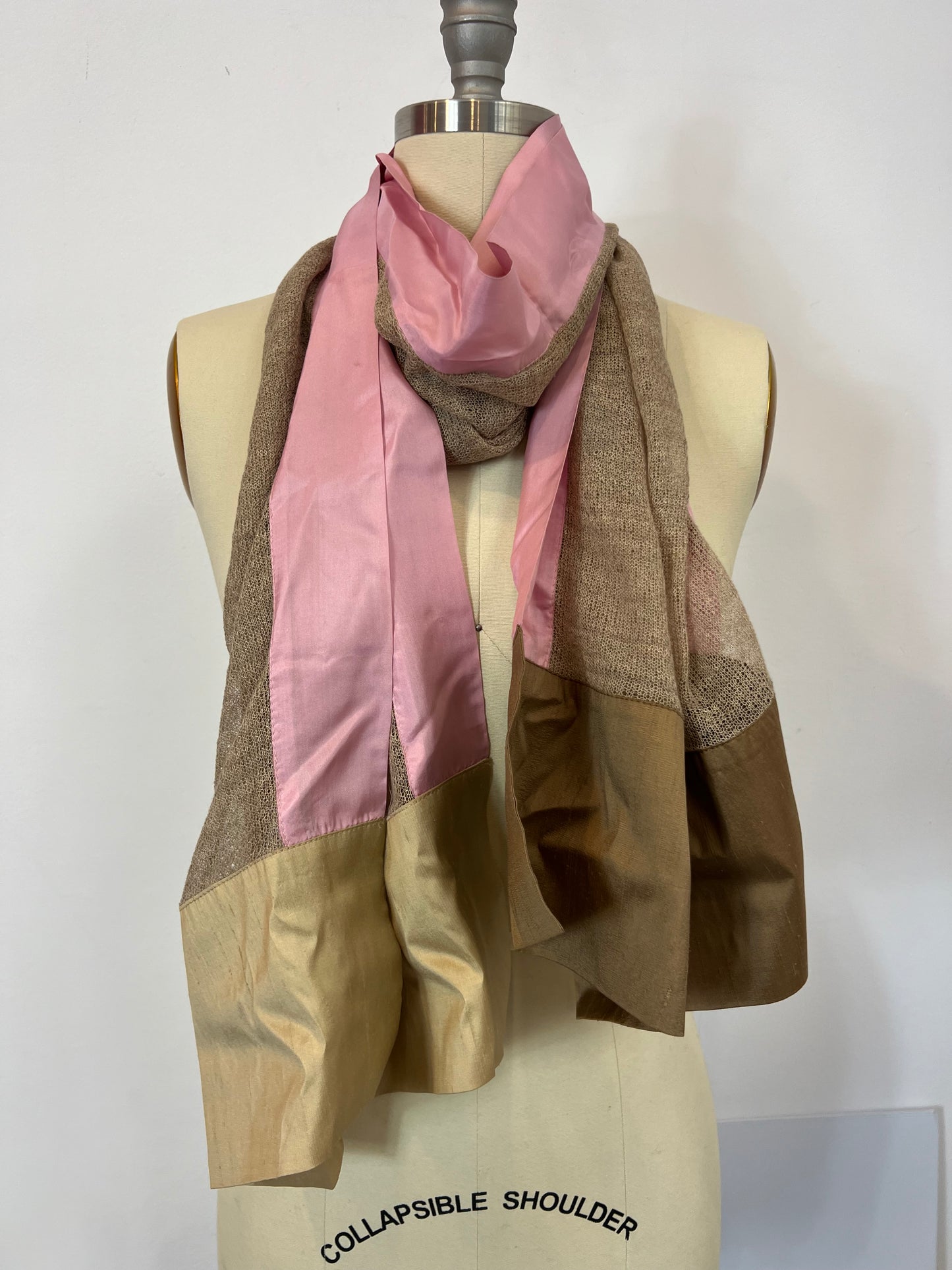 OTRAS. Pañuelo texturas seda beiges y rosa