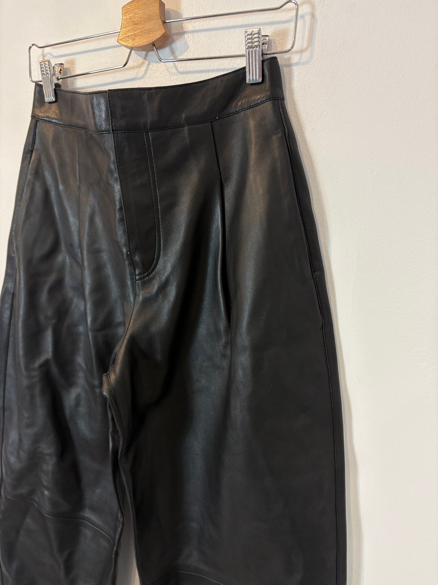 ZARA. Pantalón piel pinzas