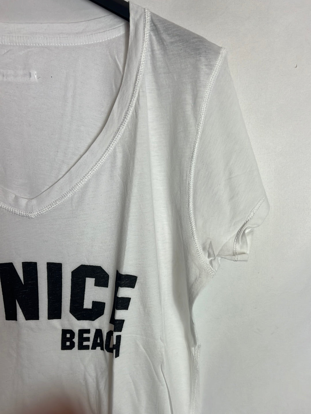 THE HIP TEE. White lettering T-shirt. TM/L