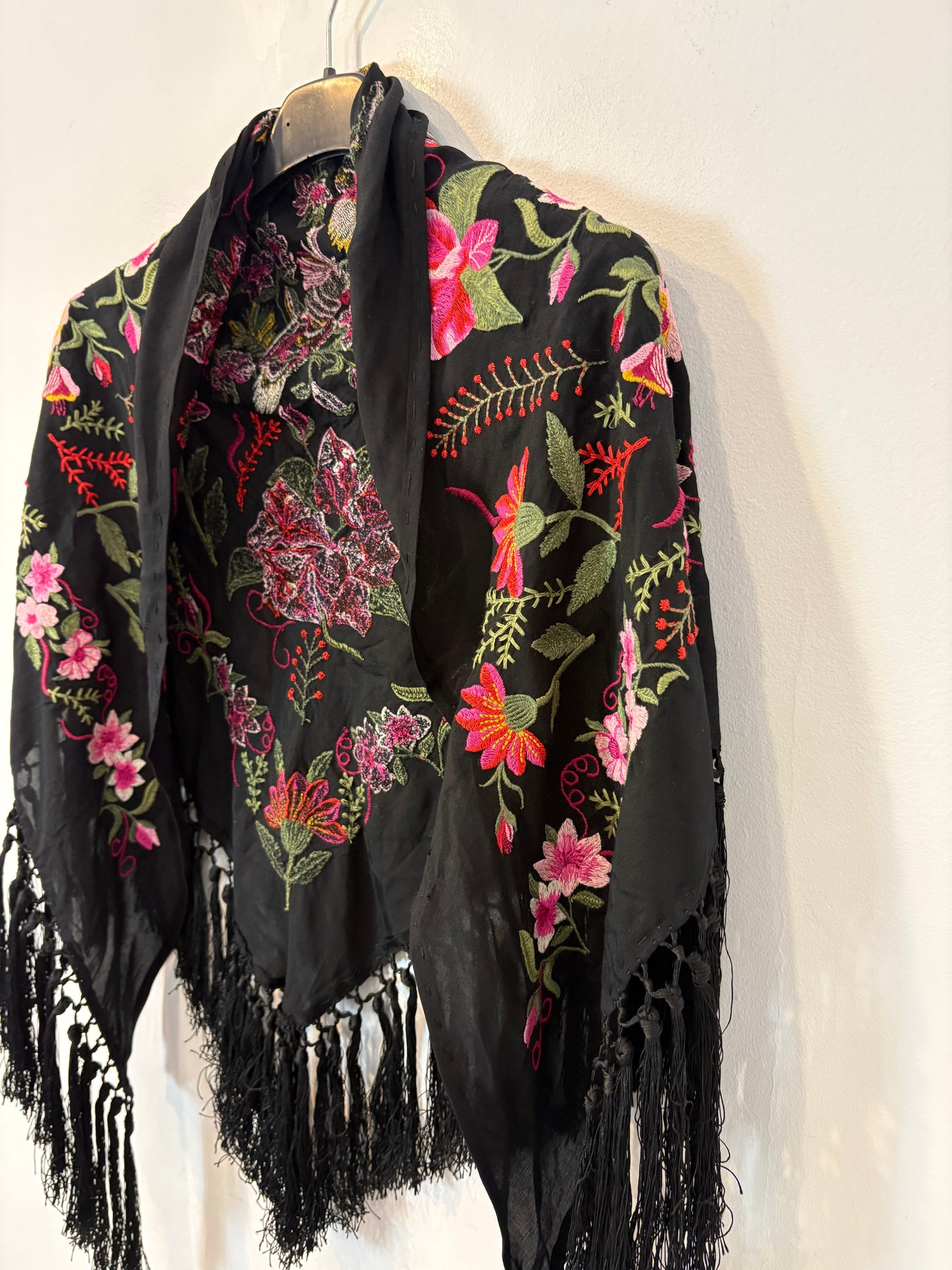 Mantoncillo negro bordado