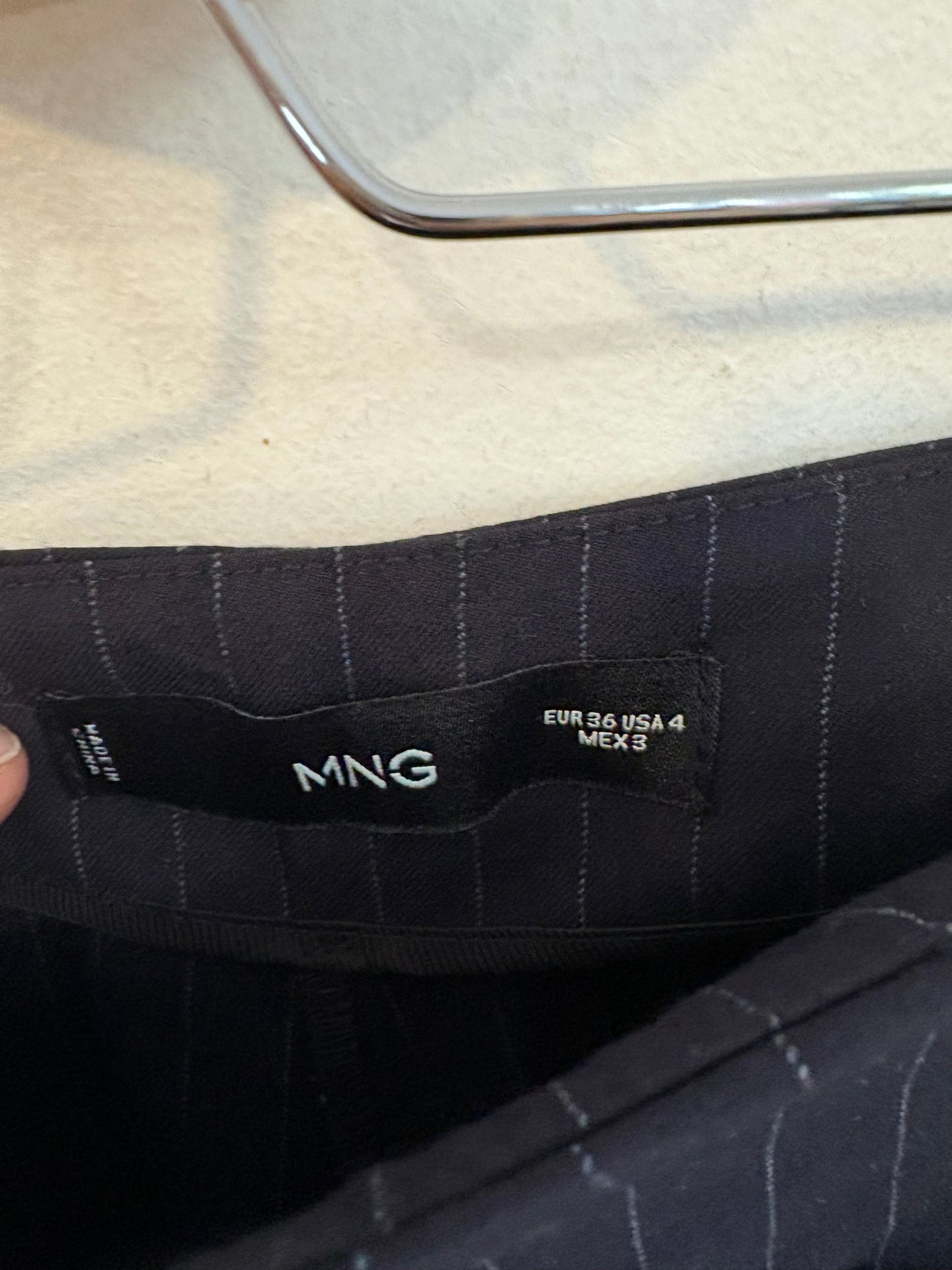 MANGO. Traje de chaqueta fluido rayas
