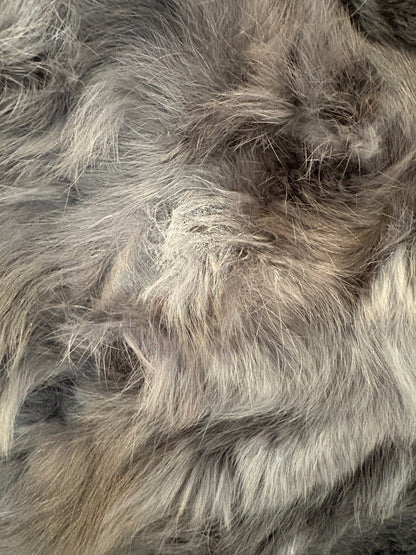 OTRAS. Chaleco pelo natural gris