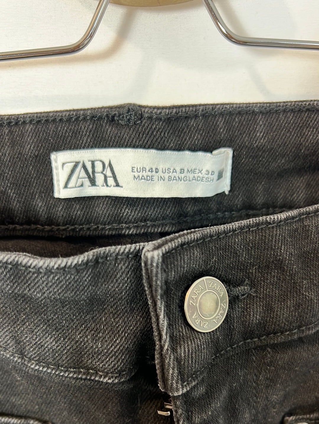 ZARA. Denim cropped bolsillos negro. T 40
