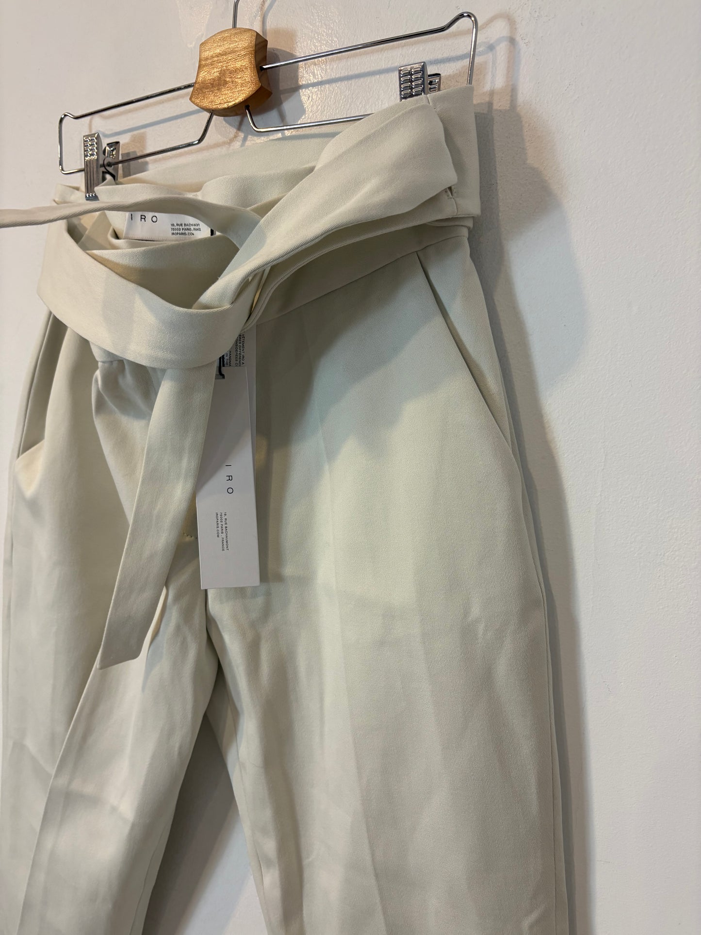 IRO. Pantalón pinzas detalle cinturón. T 38