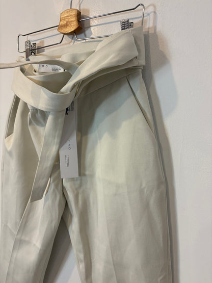 IRO. Pantalón pinzas detalle cinturón. T 38