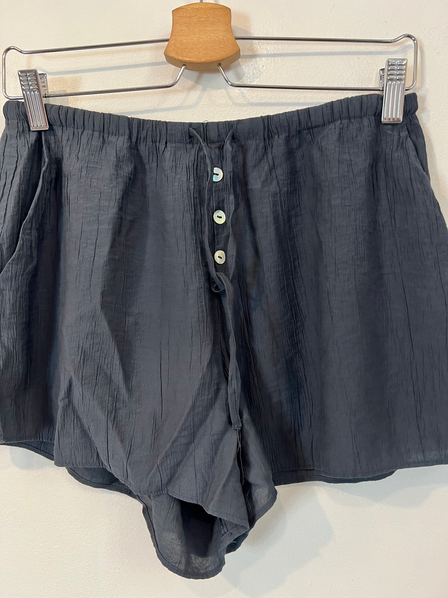 ZARA. Conjunto fluido gris blusa y shorts