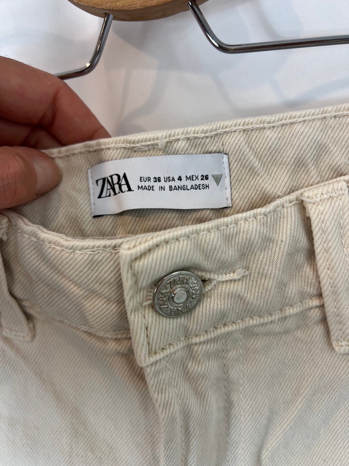 ZARA. Beige denim shorts. T 36