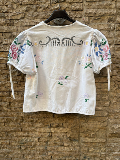 ANDION. Blusa blanca bordada a mano