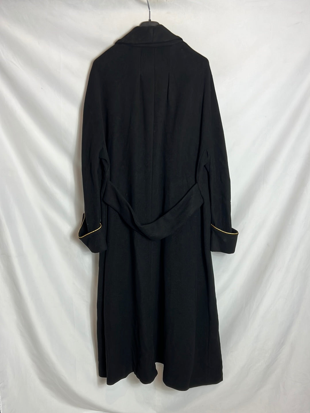 OTRAS. Abrigo largo negro detalles dorados. T S/M