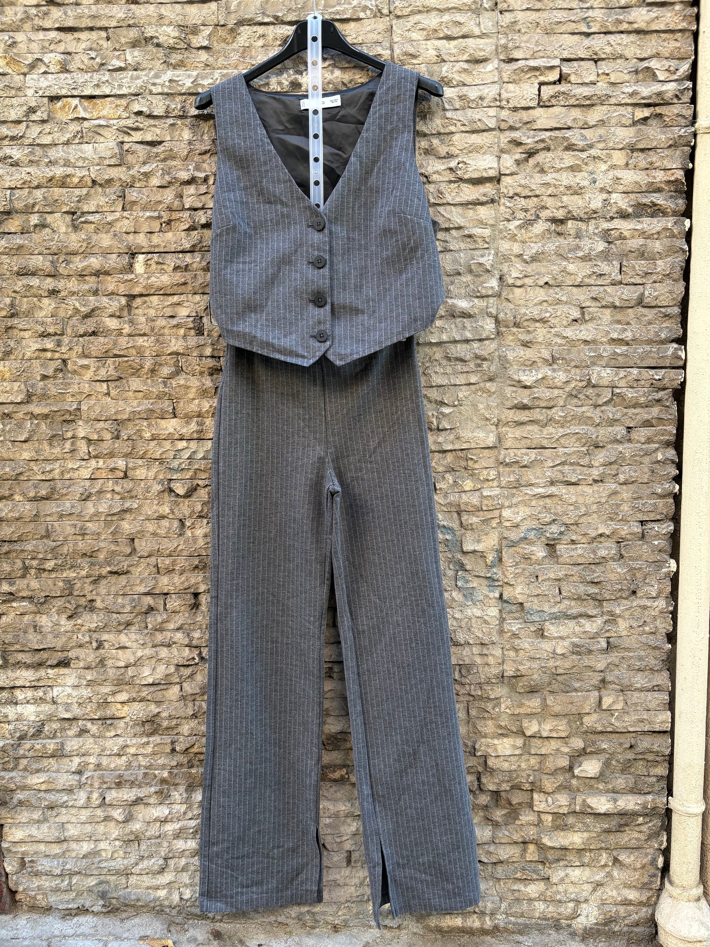 MANGO. Total look gris raya diplomática