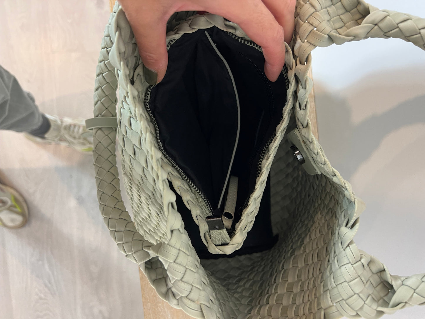 VANYLU. Bolso trenzado gris claro