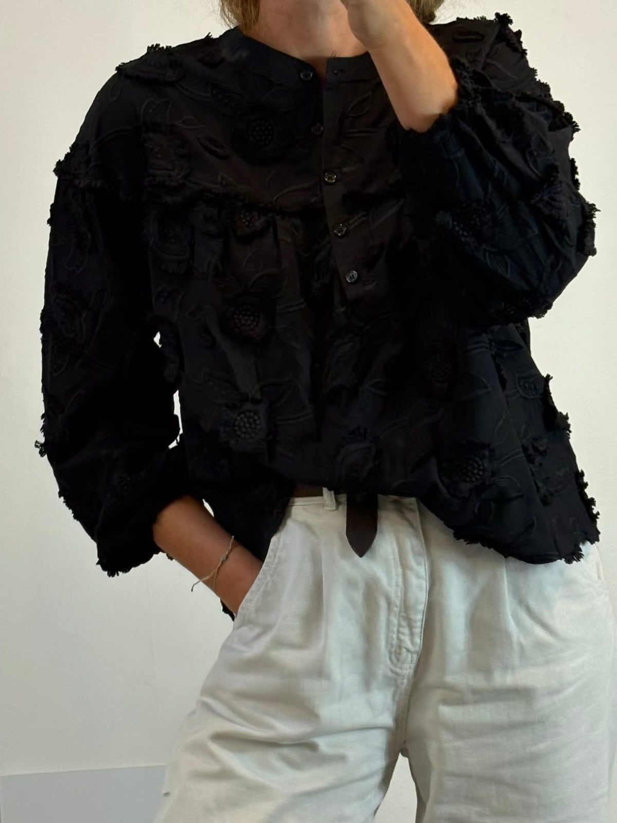 NURIA COBO. Blusa negra texturas