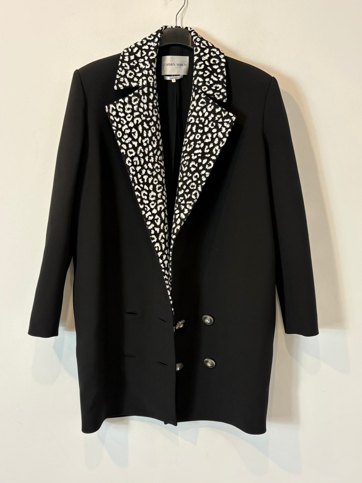 CARMEN MARCH. Chaqueta larga negra detalle botones