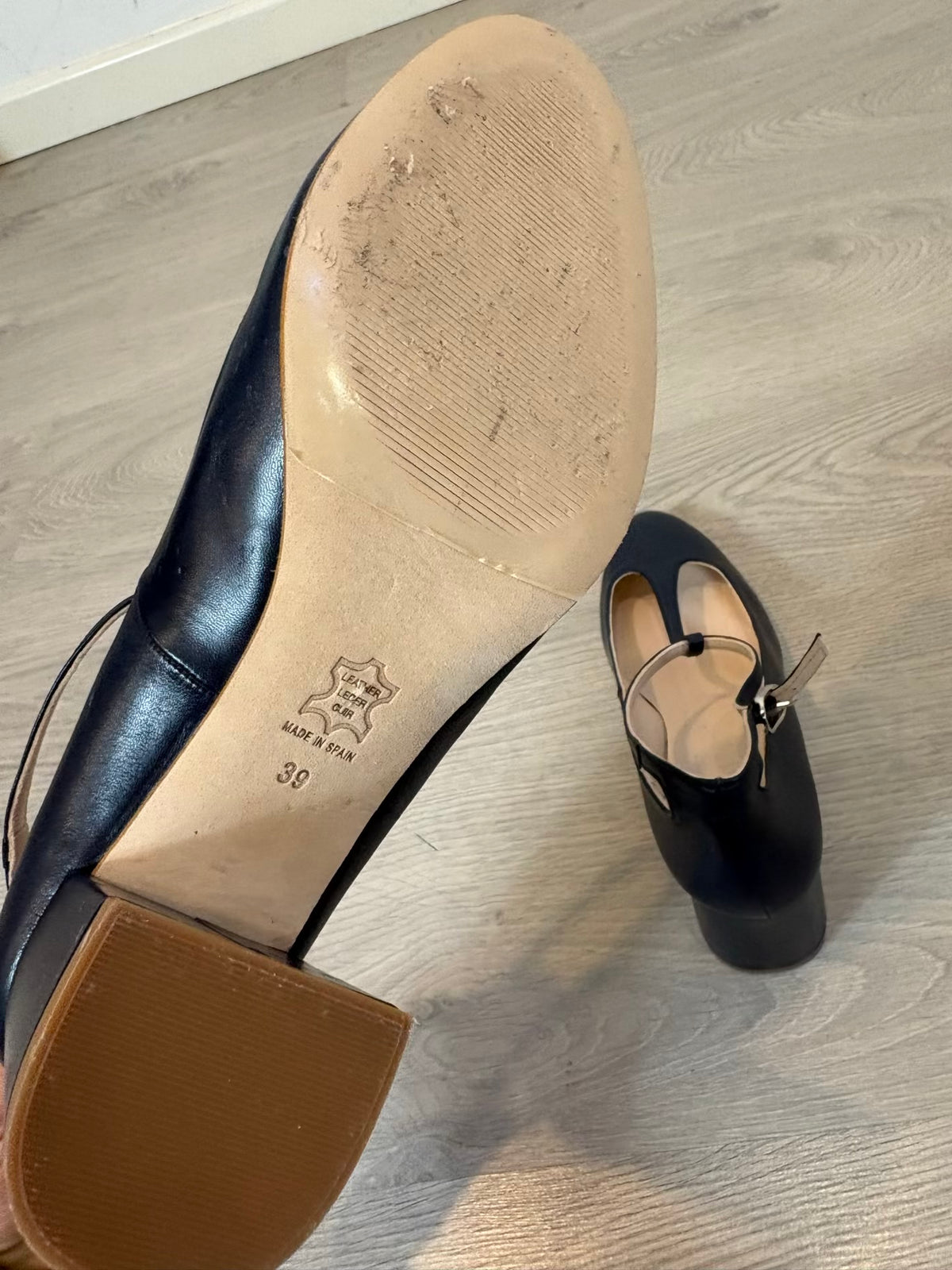 PATSY. Zapato de tacón en piel azul marino. T 39