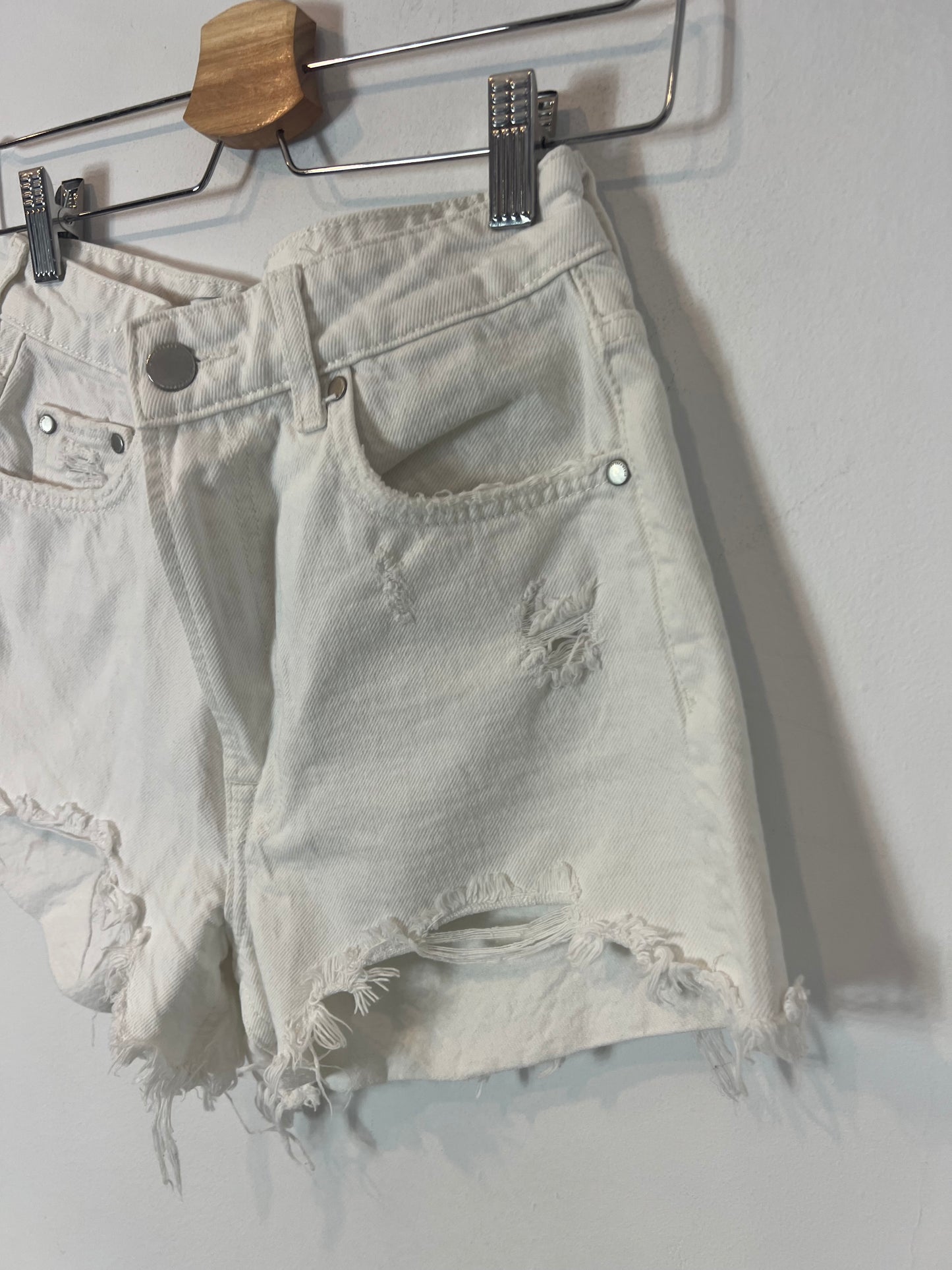 ZARA. Denim short blanco flecos. T 34