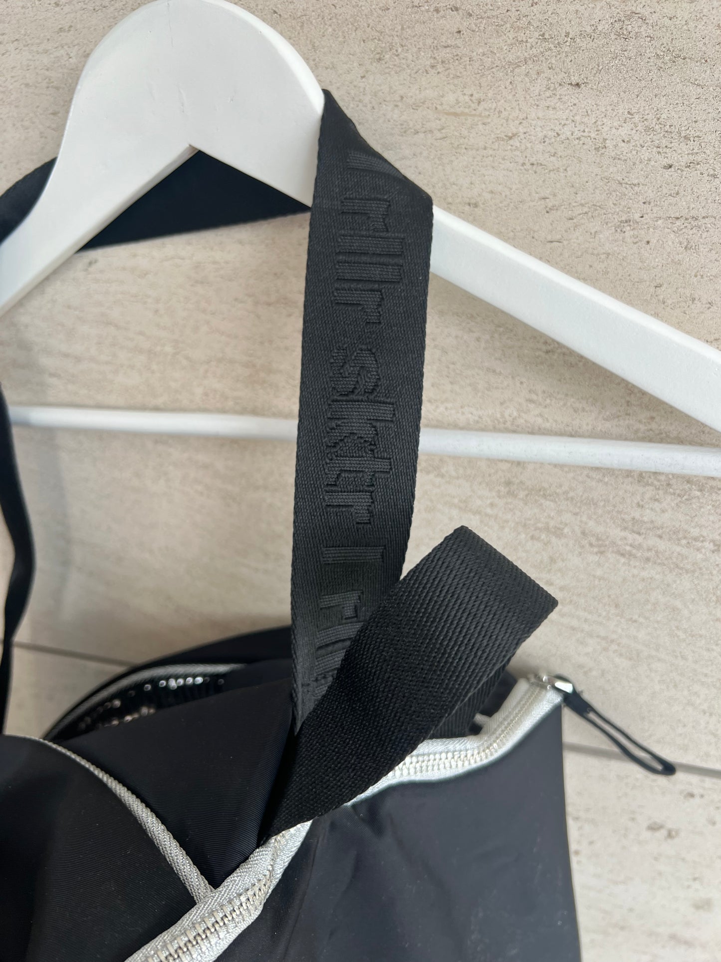 ZARA. Mochila para patines negra. T M