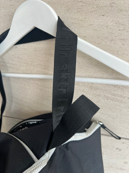 ZARA. Mochila para patines negra. T M