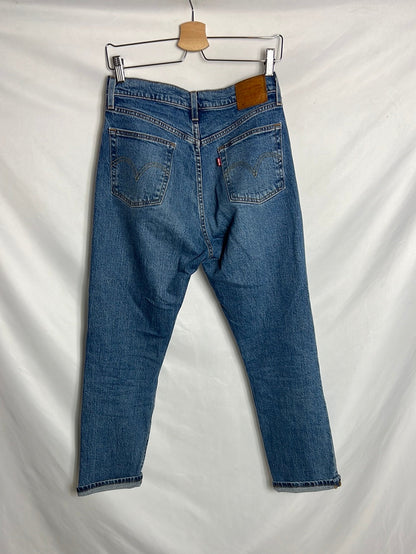 LEVI'S. Medium wash straight-leg denim. Size 38