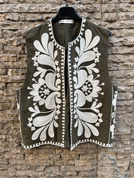 ZARA. Chaleco verde bordado. T L