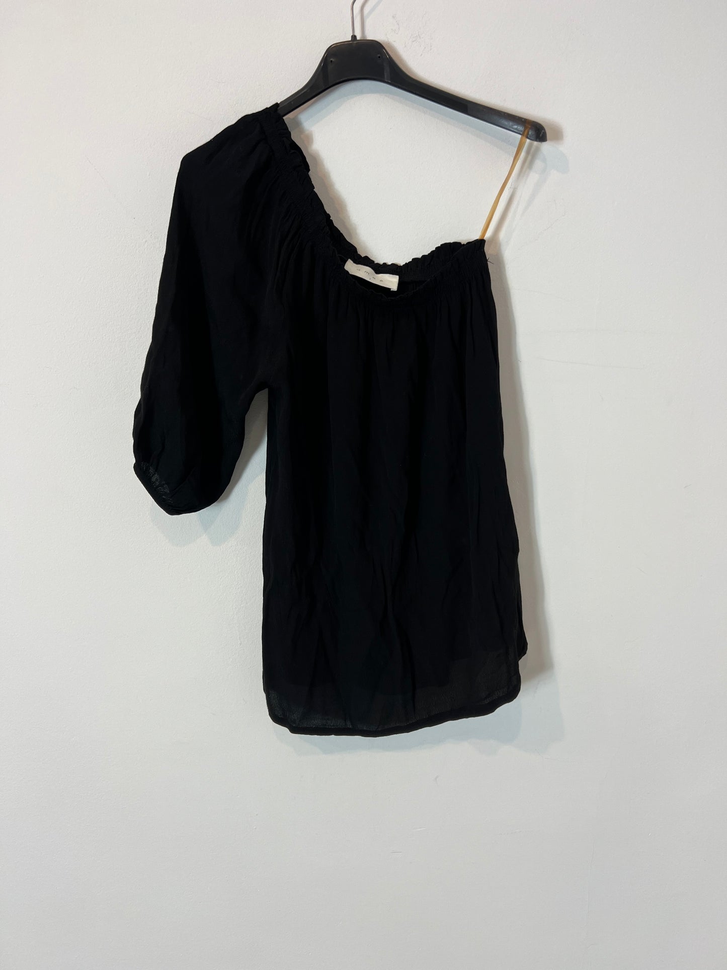 AMEÉ. Asymmetrical black top Tu(s/m)
