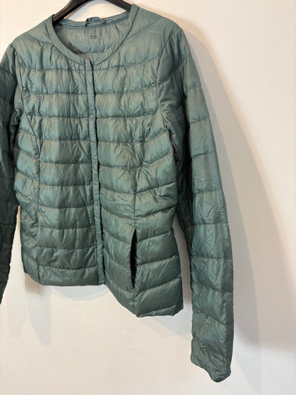 UNIQLO. Chaqueta plumas ultraligera verde claro