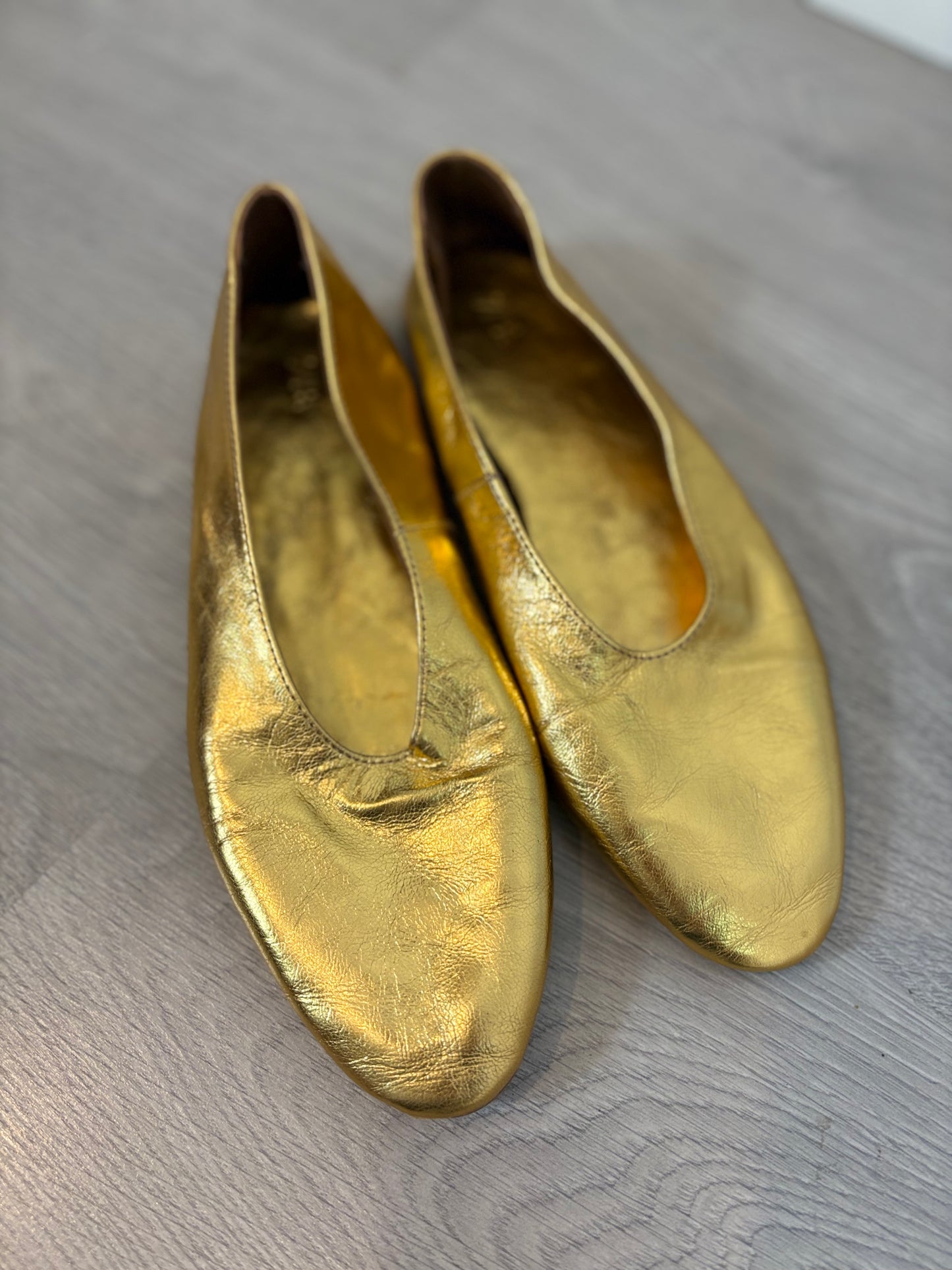 ZARA. Flat gold ballet flats, size 38