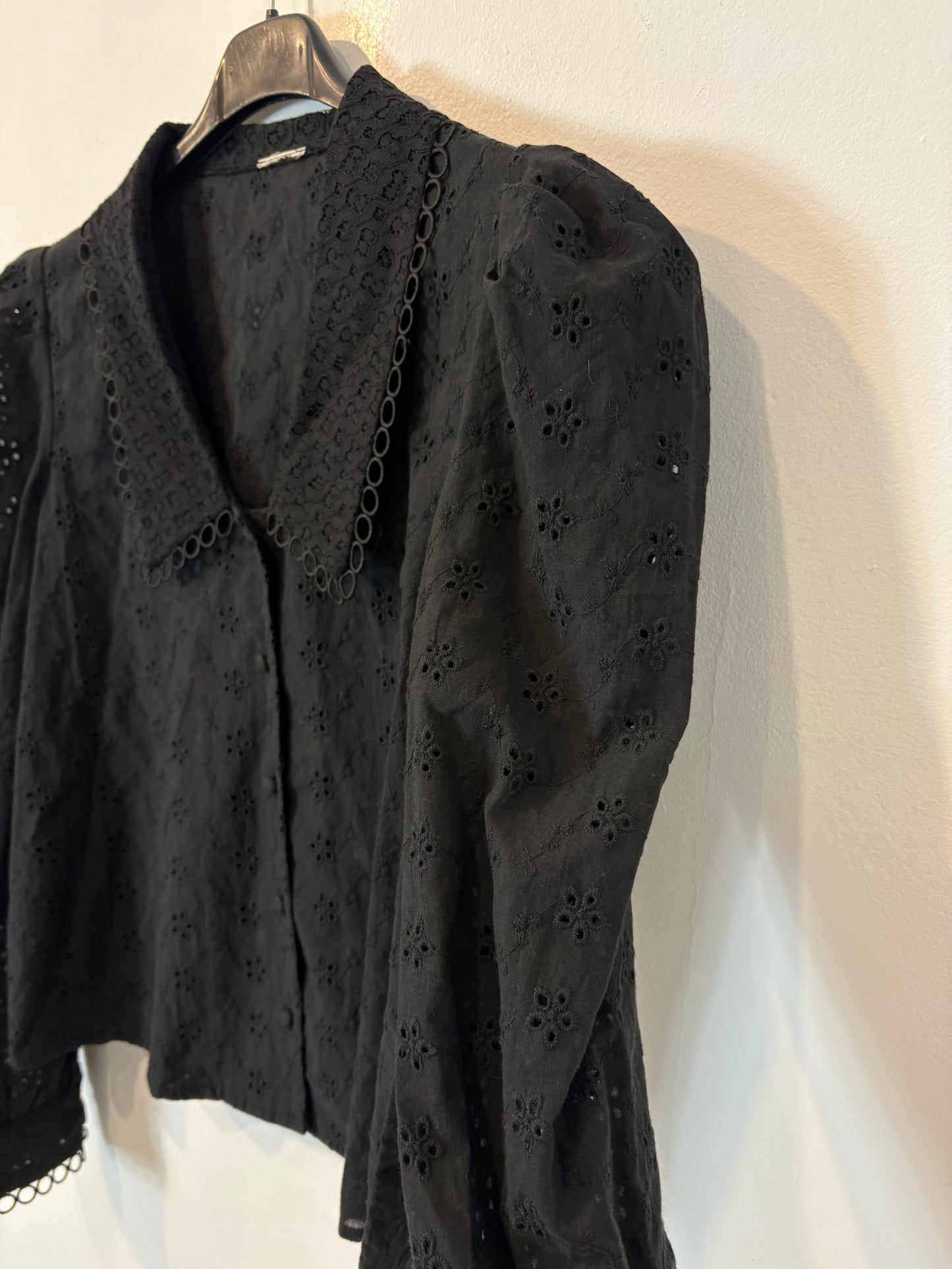 OTRAS. Blusa negra troquetalda