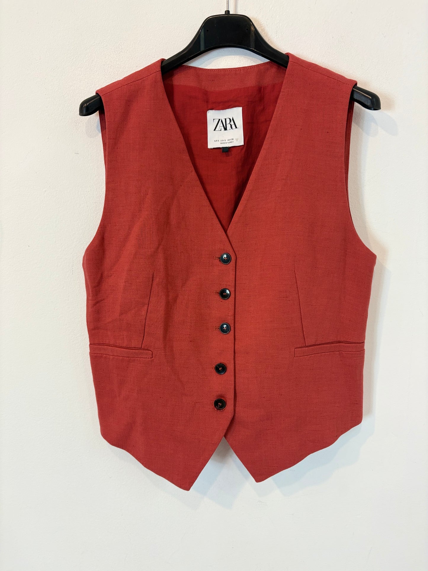 ZARA. Burgundy buttoned vest Ts