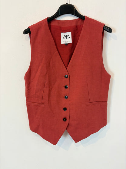 ZARA. Burgundy buttoned vest Ts