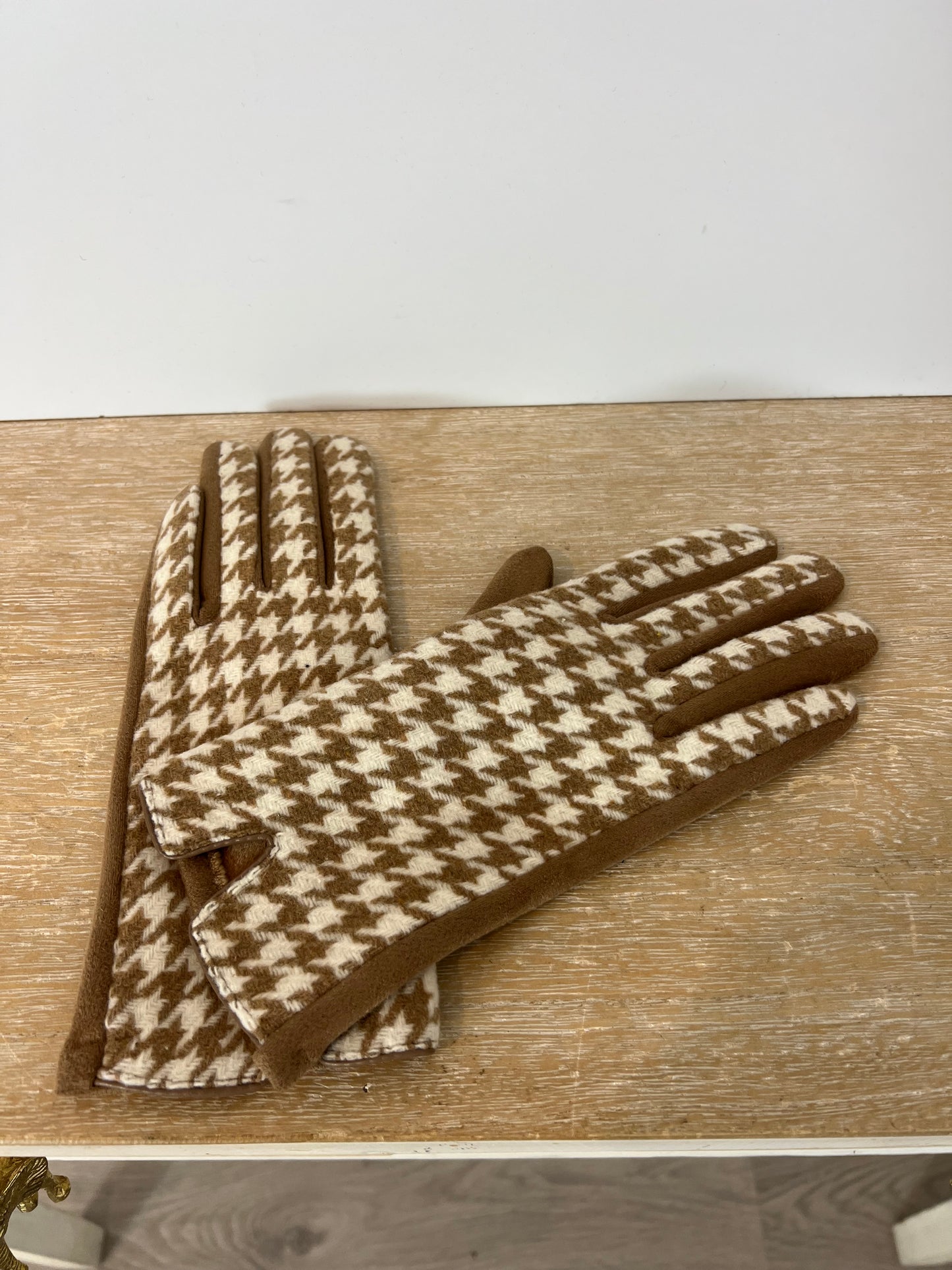OTHERS. Beige houndstooth gloves. TM