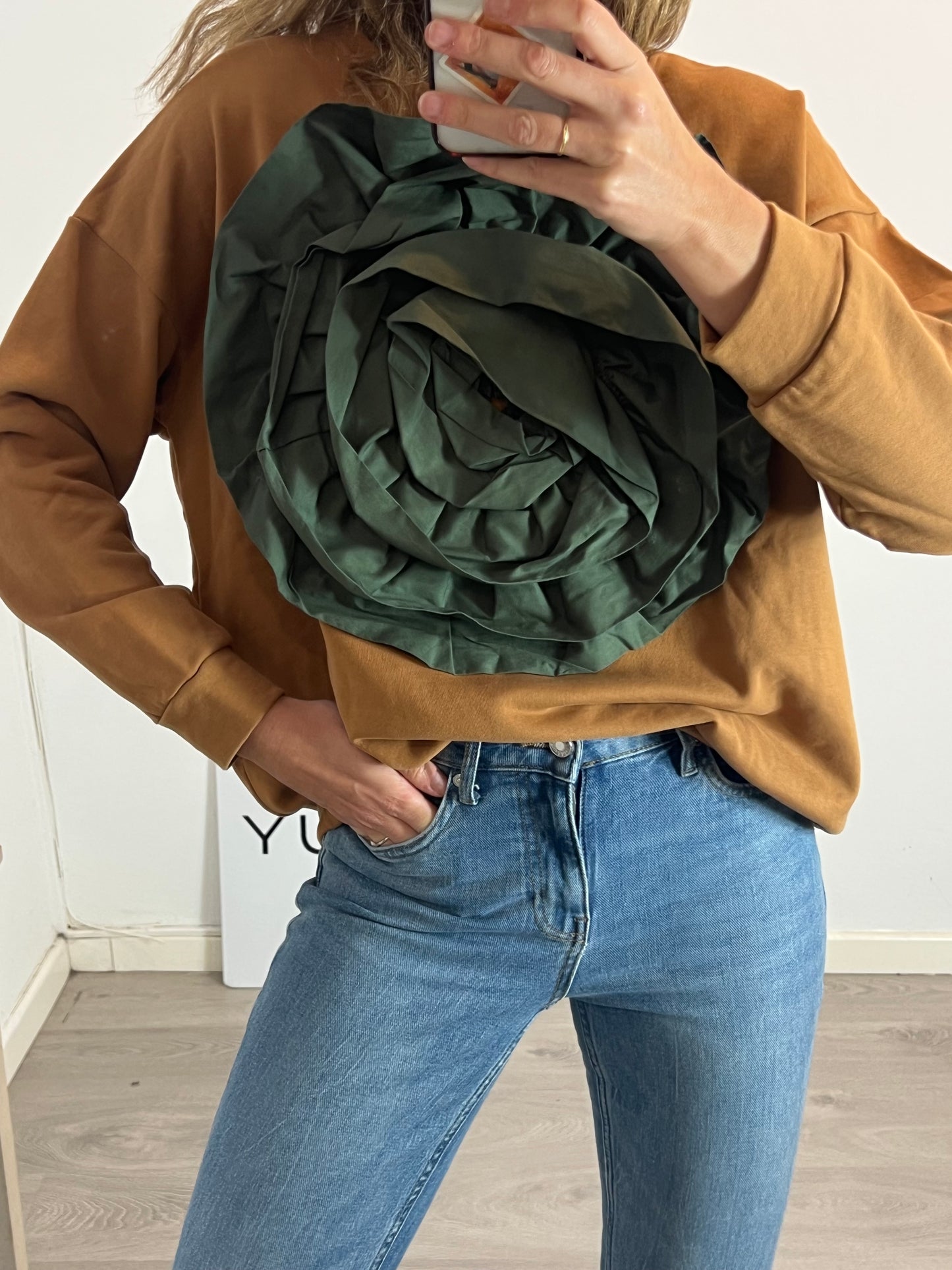 MARIBEL FUENTES. Sudadera camel flor T.u(m)