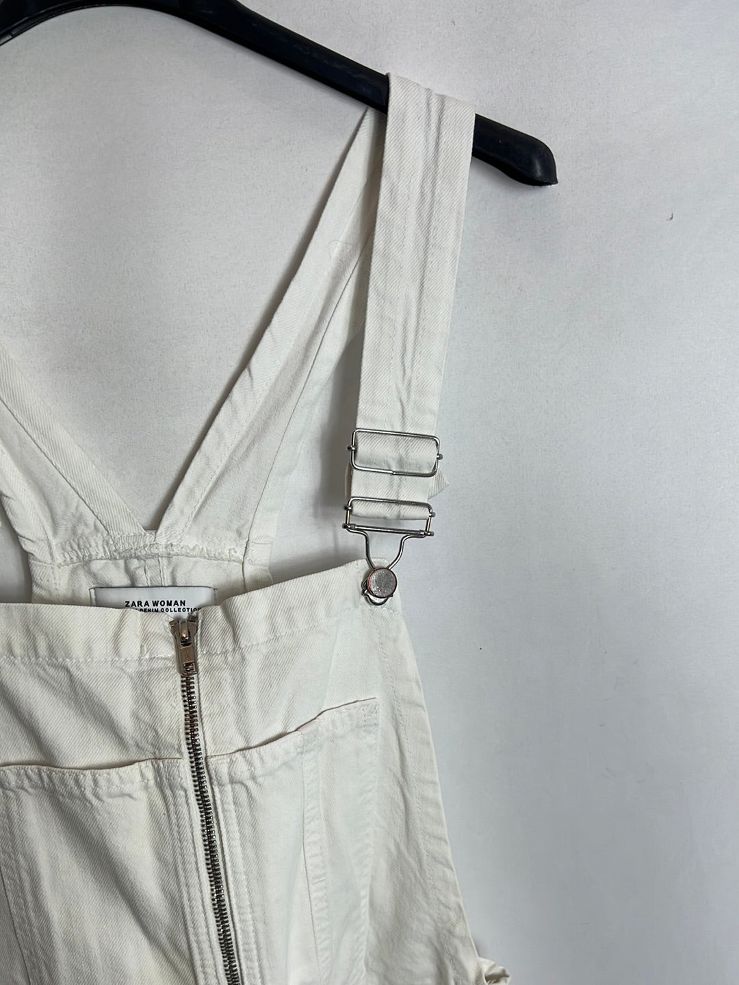 ZARA. Peto blanco cremallera. TS