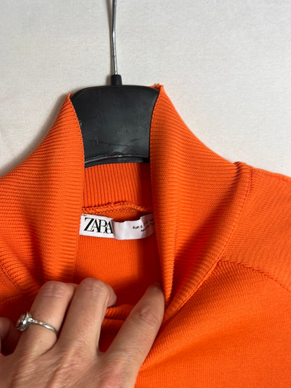 ZARA. Jersey fino crop naranja hombreras. T S