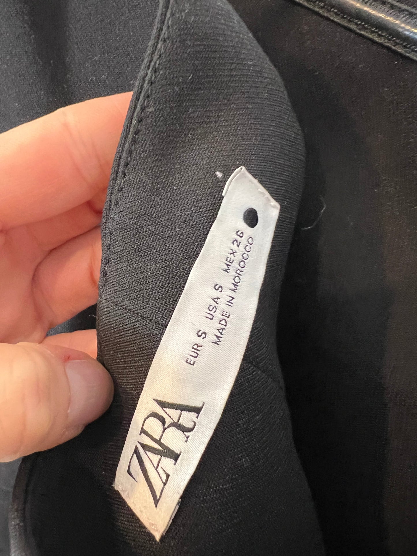 ZARA. Top palabra de honor negro. T S