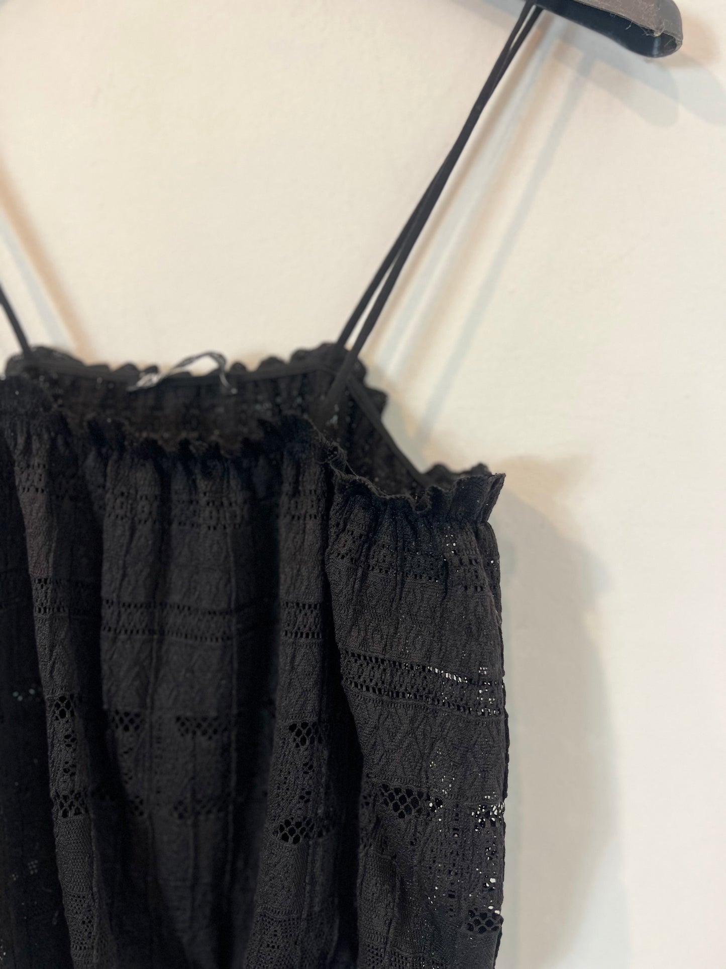 ZARA. Top negro troquelado T.m