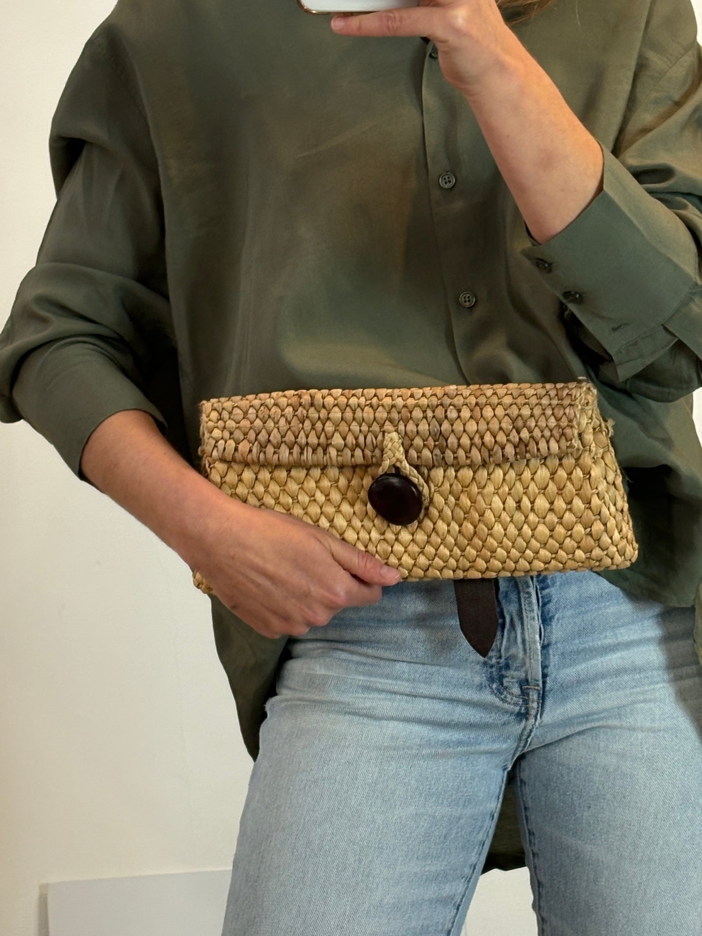 OTRAS. Cartera de mano rafia