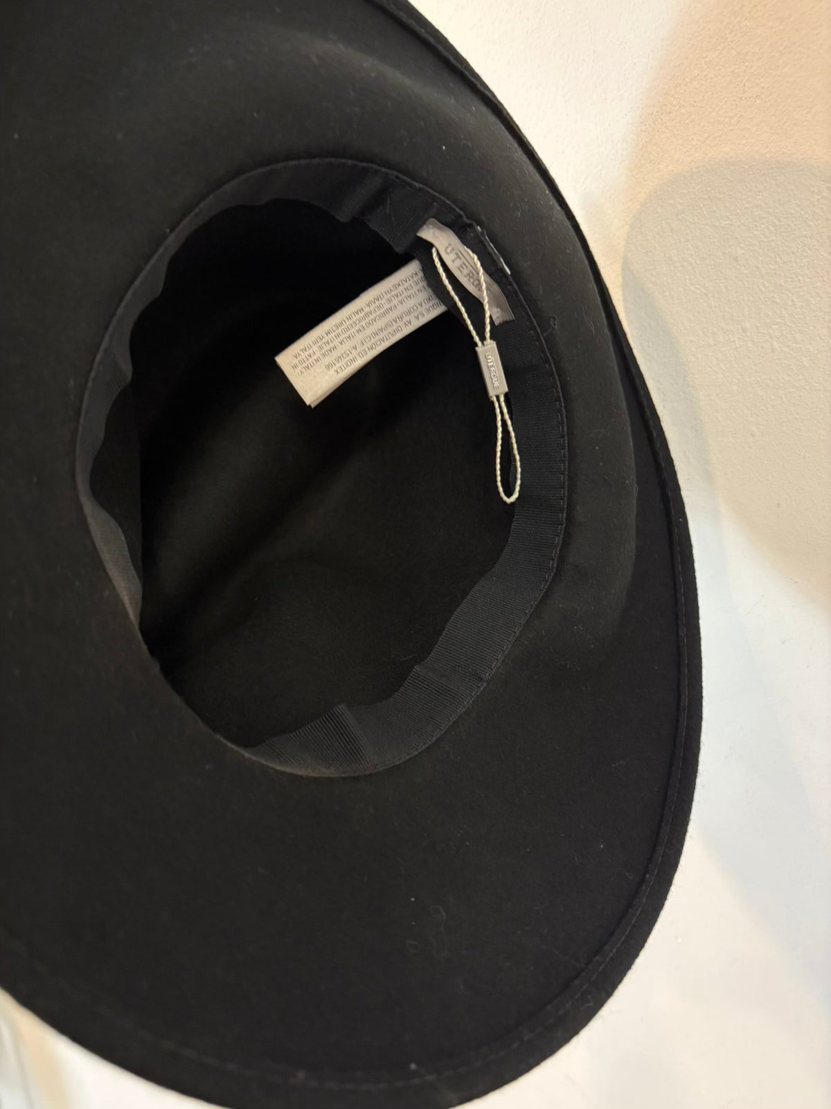 UTERQÜE. Sombrero negro lana lazo raso