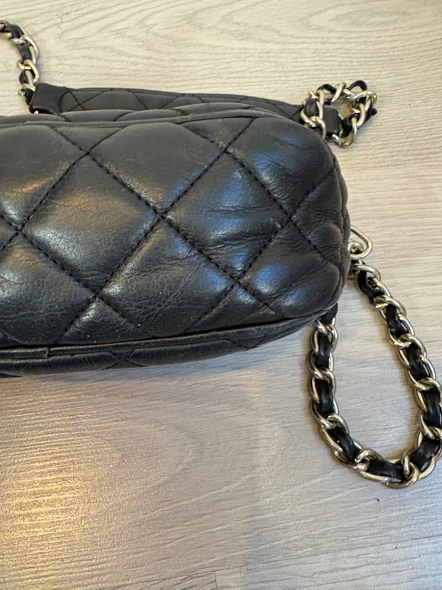BIMBA Y LOLA. Bolso negro piel guateado